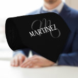 Schwarzer eleganter Personalisierter Nachname | Na Krawatte<br><div class="desc">Schwarz Eleganter Personalisierter Name. Sie können Ihren Namen, den Namen eines geliebten Menschen oder eine spezielle Nachricht hinzufügen. Ob es ein herzliches Geschenk für jemanden ist, der Ihnen lieb ist oder eine persönliche Leckerei, die Wahl liegt bei Ihnen.</div>