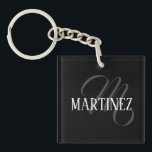 Schwarzer eleganter Personalisierter Nachname | Na Schlüsselanhänger<br><div class="desc">Schwarz Eleganter Personalisierter Name. Sie können Ihren Namen, den Namen eines geliebten Menschen oder eine spezielle Nachricht hinzufügen. Ob es ein herzliches Geschenk für jemanden ist, der Ihnen lieb ist oder eine persönliche Leckerei, die Wahl liegt bei Ihnen.</div>