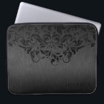 Schwarzer Floral Lace grau Metallic Hintergrund Laptopschutzhülle<br><div class="desc">Schwarz gebürstete Aluminium-Textur mit schwarzer Blütenspitze. Benutzerdefiniertes und optionales Monogramm</div>