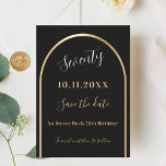 Schwarzer Goldbogen-Geburtstag Save The Date<br><div class="desc">Eine Save the Date Karte für eine 70. Geburtstagsparty (oder jedes Alter). Ein schwarzer Hintergrund,  mit einem goldenen Imitat verziert. Personalisieren und fügen Sie ein Datum und Ihren Namen. Der Text: Siebzig und Save the Date ist mit einem großen trendigen handgeschriebenen Stil geschrieben.</div>