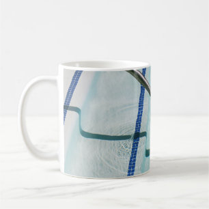 Schwarzer Gurt für das blaue Schwimmbad Kaffeetasse