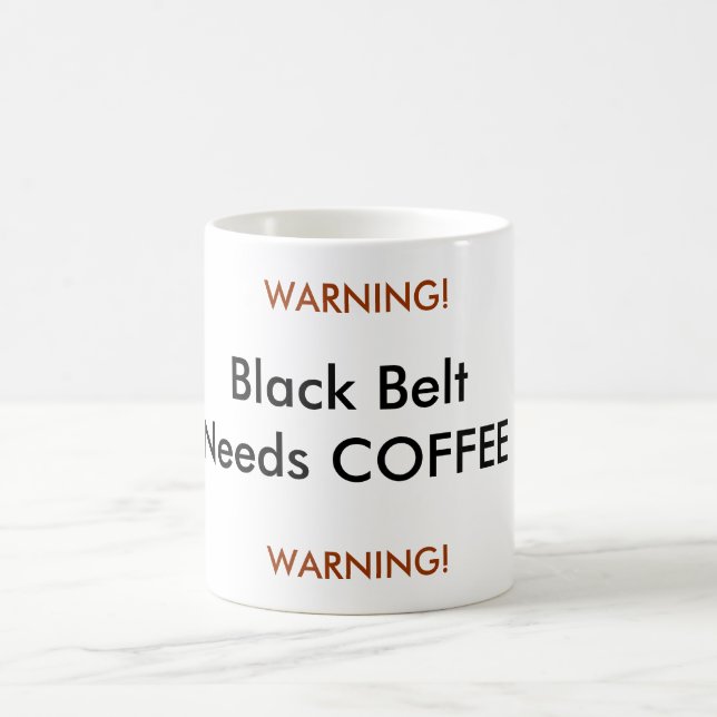 Schwarzer Gürtel benötigt den KAFFEE und WARNT! , Tasse (Mittel)