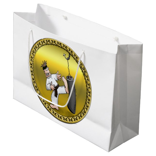 Schwarzer Gürtelkarate-Mann, der eine schwarze Tra Große Geschenktüte (Vorderseite Schrägansicht)