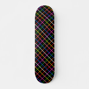 Schwarzer Hintergrund Farbvolles Windows-Kariertes Skateboard