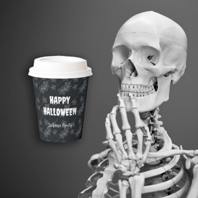 Schwarzer Hintergrund mit Spinnennetzen. Personali Pappbecher (Black background with spider webs. Customizable. Paper Cups
)