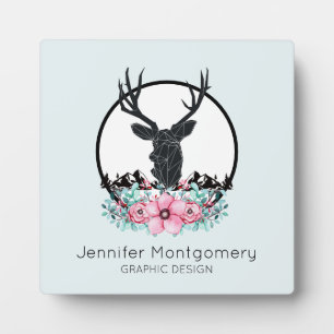 Schwarzer Hirschkopf mit rosa Blume und Berge Fotoplatte