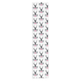 Schwarzer Hirschkopf mit rosa Blume und Berge Kurzer Tischläufer