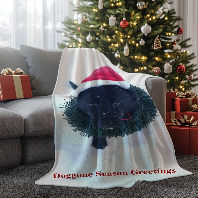 Schwarzer Hirte Welpe in einem Kranz Fleecedecke (Black German Shepherd Puppy in a Wreath Fleece Blanket)