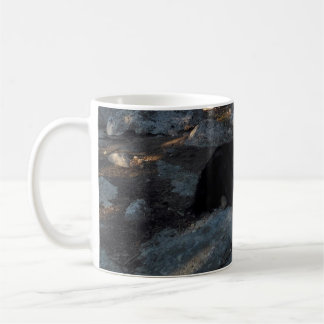 Schwarzer Hund auf Pine Camp Becher Kaffeetasse
