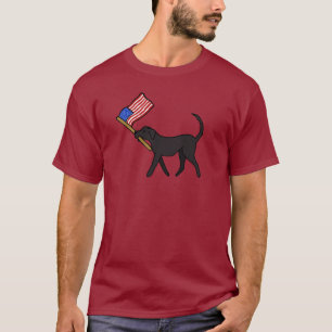 Schwarzer Hund, der Flag-T - Shirt trägt