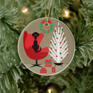 Schwarzer Hund im Weihnachtszimmer im Stil der Mit Keramik Ornament