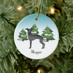 Schwarzer italienischer Grauhund im Winterwald Keramik Ornament