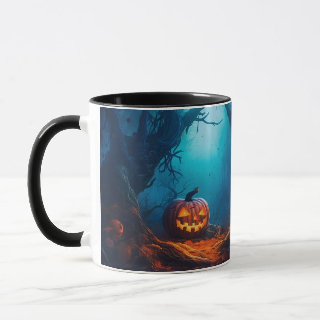 Schwarzer Jack-o-Laterne in einer waldreichen Hall Tasse (Links)