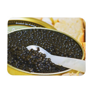 Schwarzer Kaviar und ein Löffel aus Perlmutt zum Magnet