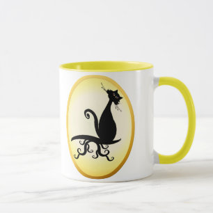 Schwarzer Kitty, der Sie ovale Tassen aufpasst