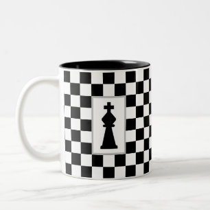 Schwarzer König auf Schwarz-Weiß-Schach Zweifarbige Tasse