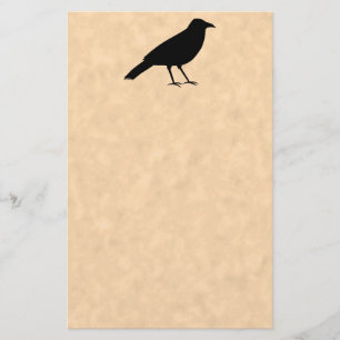Schwarzer Krähen-Vogel auf einem Pergament-Muster Briefpapier