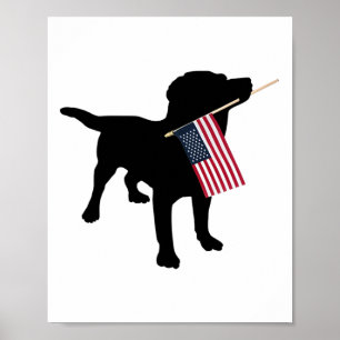 Schwarzer Labrador hält patriotische USA-Flagge zu Poster