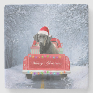 Schwarzer Labrador Hund im Schnee sitzen zu Weihna Steinuntersetzer