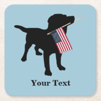 Schwarzer Labrador-Hund mit amerikanischer Flagge