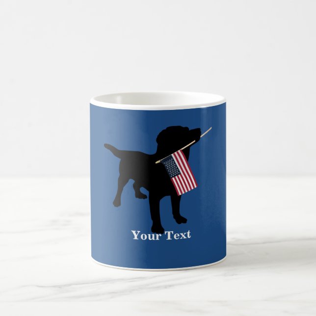Schwarzer Labrador-Hund mit amerikanischer Flagge Tasse (Mittel)