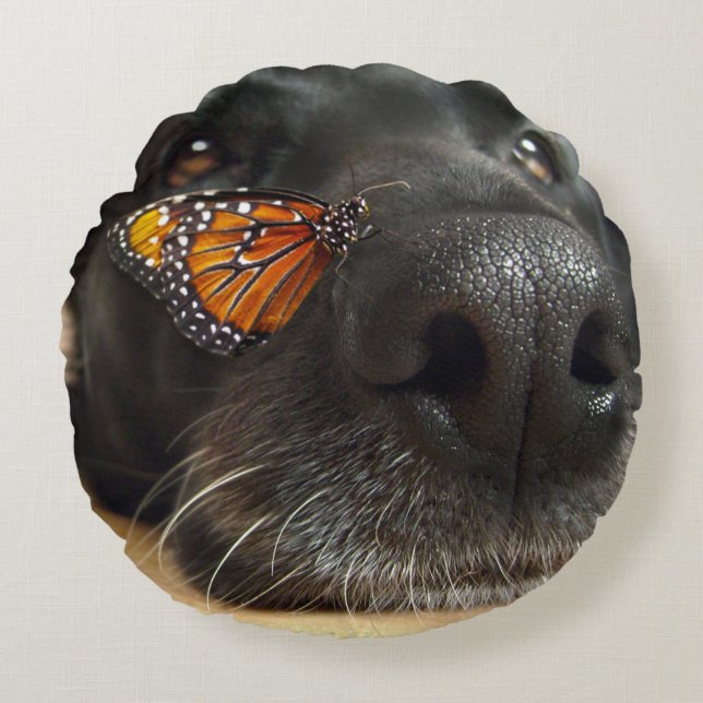 Schwarzer Labrador-Hund mit Schmetterling Rundes Kissen (Vorderseite)