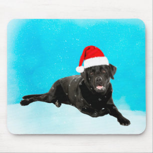 Schwarzer Labrador Hund sitzend im Schnee Weihnach Mousepad