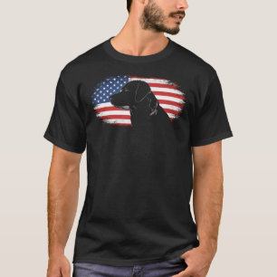 Schwarzer Labrador Hund und US-amerikanische Flagg T-Shirt
