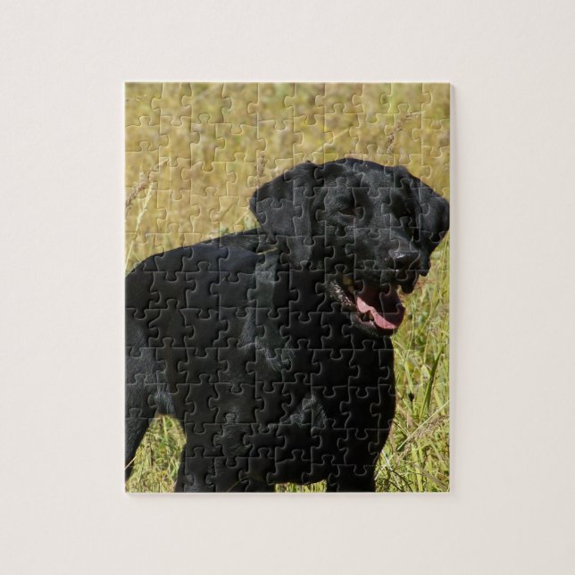 Schwarzer Labrador im Feld-Puzzlespiel Puzzle (Vertikal)