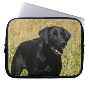 Schwarzer Labrador in der Feld-Laptop-Hülse Laptopschutzhülle