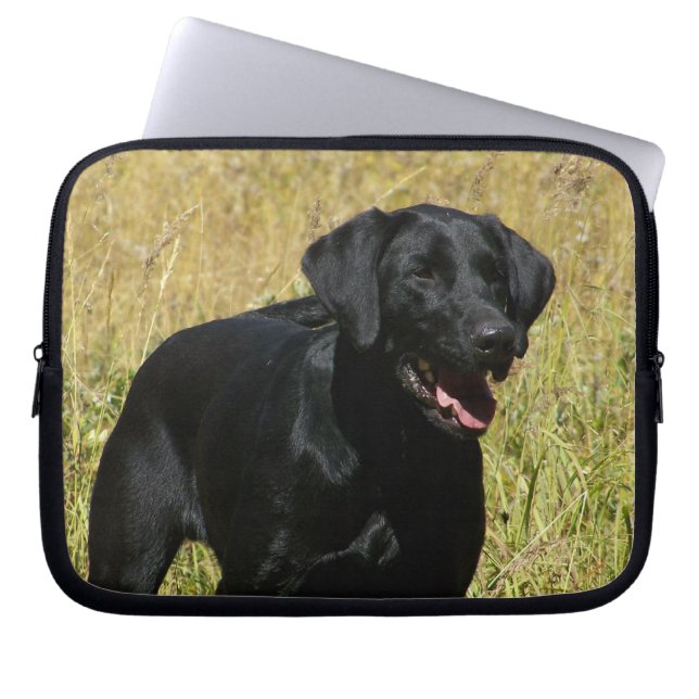 Schwarzer Labrador in der Feld-Laptop-Hülse Laptopschutzhülle (Vorderseite)