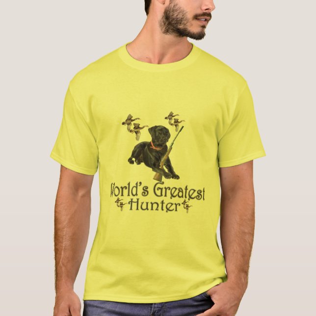 Schwarzer Labrador jagt die Shirts der Männer (Vorderseite)