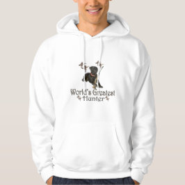Schwarzer Labrador jagt die Shirts der Männer