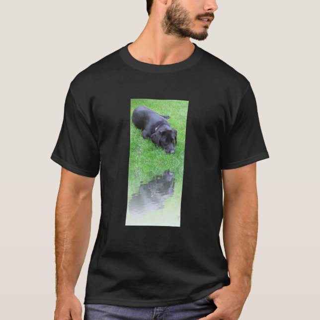 Schwarzer Labrador Reflection im Wasser Labrador R T-Shirt (Vorderseite)