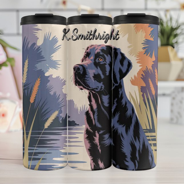 Schwarzer Labrador Retriever am Wasser Thermosbecher (Von Creator hochgeladen)