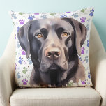 Schwarzer Labrador Retriever Hund farbenfrohe Paw  Kissen<br><div class="desc">Das Labrador Retriever Kissen ist die perfekte Ergänzung zur Wohngestaltung eines jeden Hundeliebhabers. Dieses Kissen ist in schwarz, gelb oder schokoladenbraunen Labradoren erhältlich und bietet farbenfrohe Pfotendrucke im Retro-Stil. Dieses Kissen ist für Arbeitsuchende, Züchter, Hundemütter und Väter gleichermaßen konzipiert und ist eine stilvolle Art, Ihre Liebe für diese geliebte Rasse...</div>