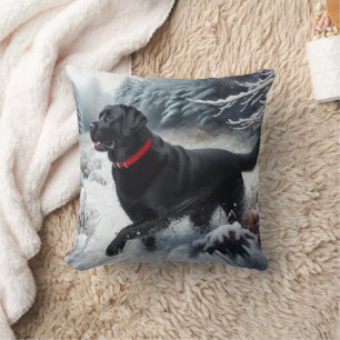 Schwarzer Labrador Retriever Hund im Schneebaukiss Kissen