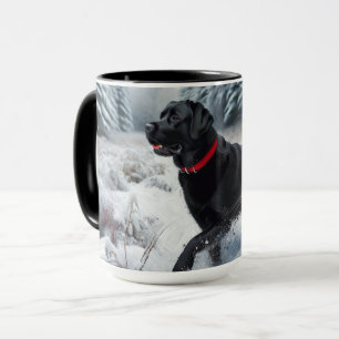 Schwarzer Labrador Retriever Hund in Winter Coffee Tasse
