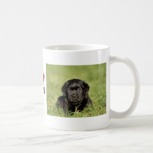 Schwarzer Labrador Retriever Welpe Tasse