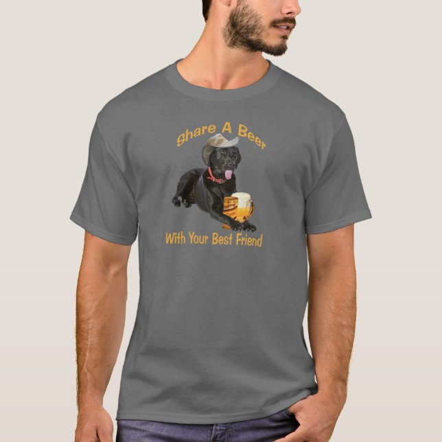 Schwarzer Labrador teilt ein Bier T-Shirt (Vorderseite)
