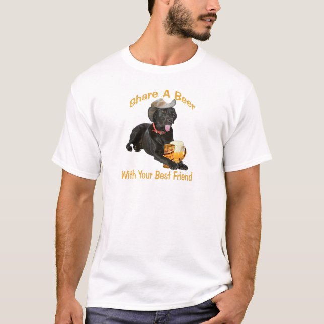 Schwarzer Labrador teilt ein Bier T-Shirt (Vorderseite)