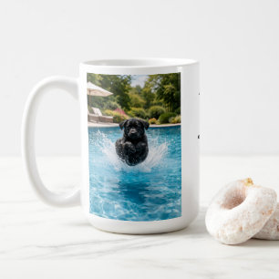 Schwarzer Labrador-Welpe springt ins Schwimmbecken Kaffeetasse