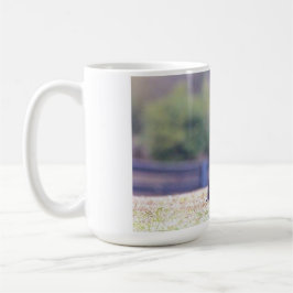 Schwarzer Labrador-Welpe stehend Kaffeetasse