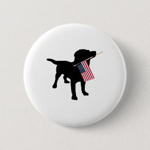 Schwarzer Labradorhund hält patriotische USA-Flagg Button