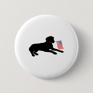 Schwarzer Labradorhund hält patriotische USA-Flagg Button