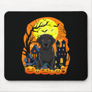 Schwarzer Labradorhund mit Kürbissen Lustig Grusel Mousepad