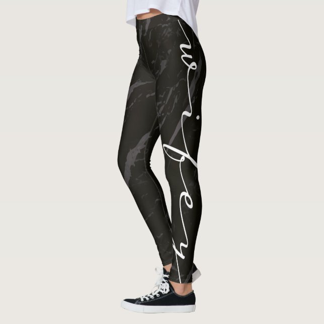 Schwarzer Marmor-Wifey-Kalligrafie Leggings (Links)