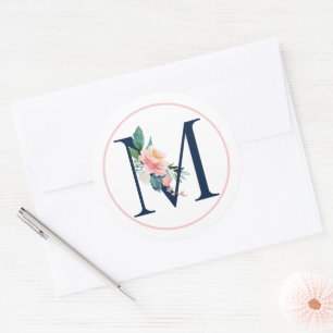 Schwarzer Monogramm Buchstabe M mit rosa Blume Runder Aufkleber