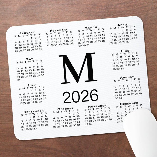 Schwarzer Monogramm-Kalender 2026 auf Weiß Mousepad (Black Monogram 2026 Calendar on White Mouse Pad, in situ)