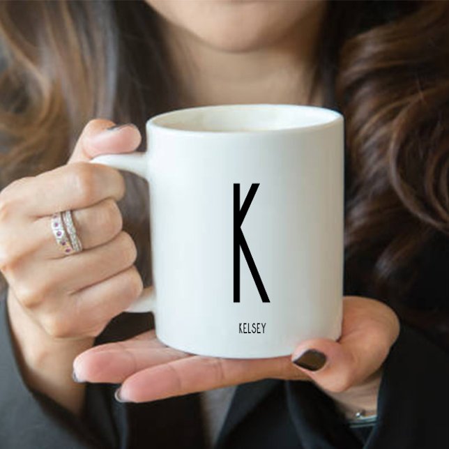 Schwarzer Monogramm Name Kaffee Weiße Tasse (Von Creator hochgeladen)